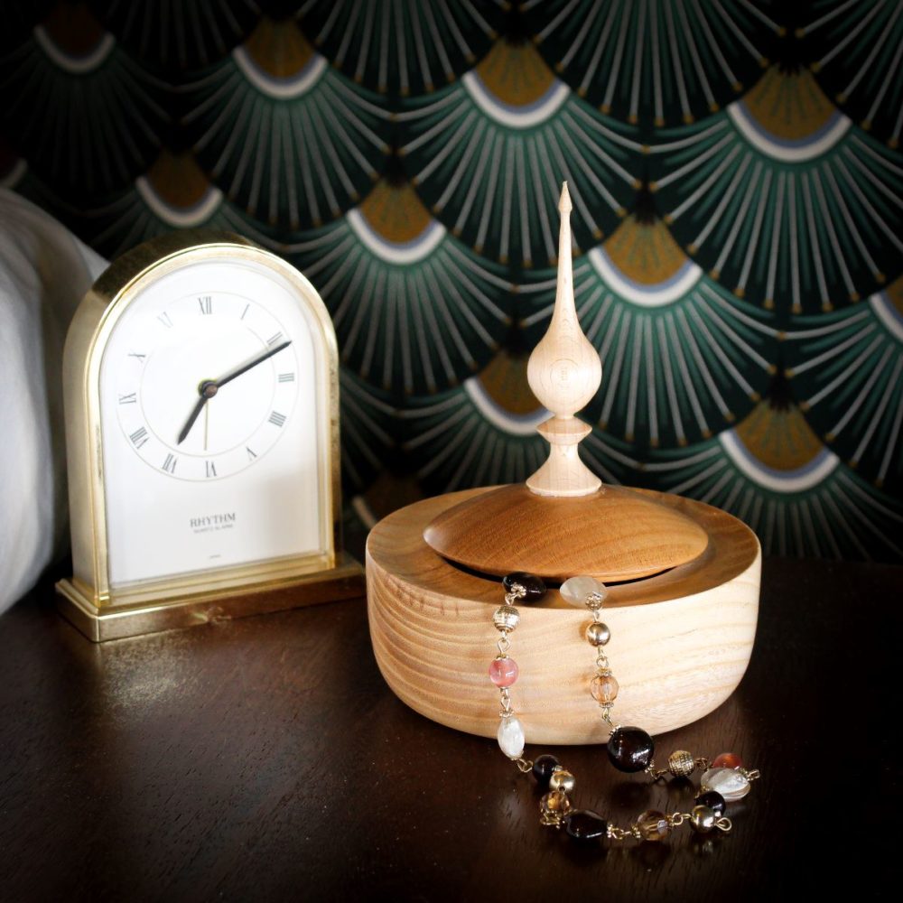 Coffret en bois avec des bijoux