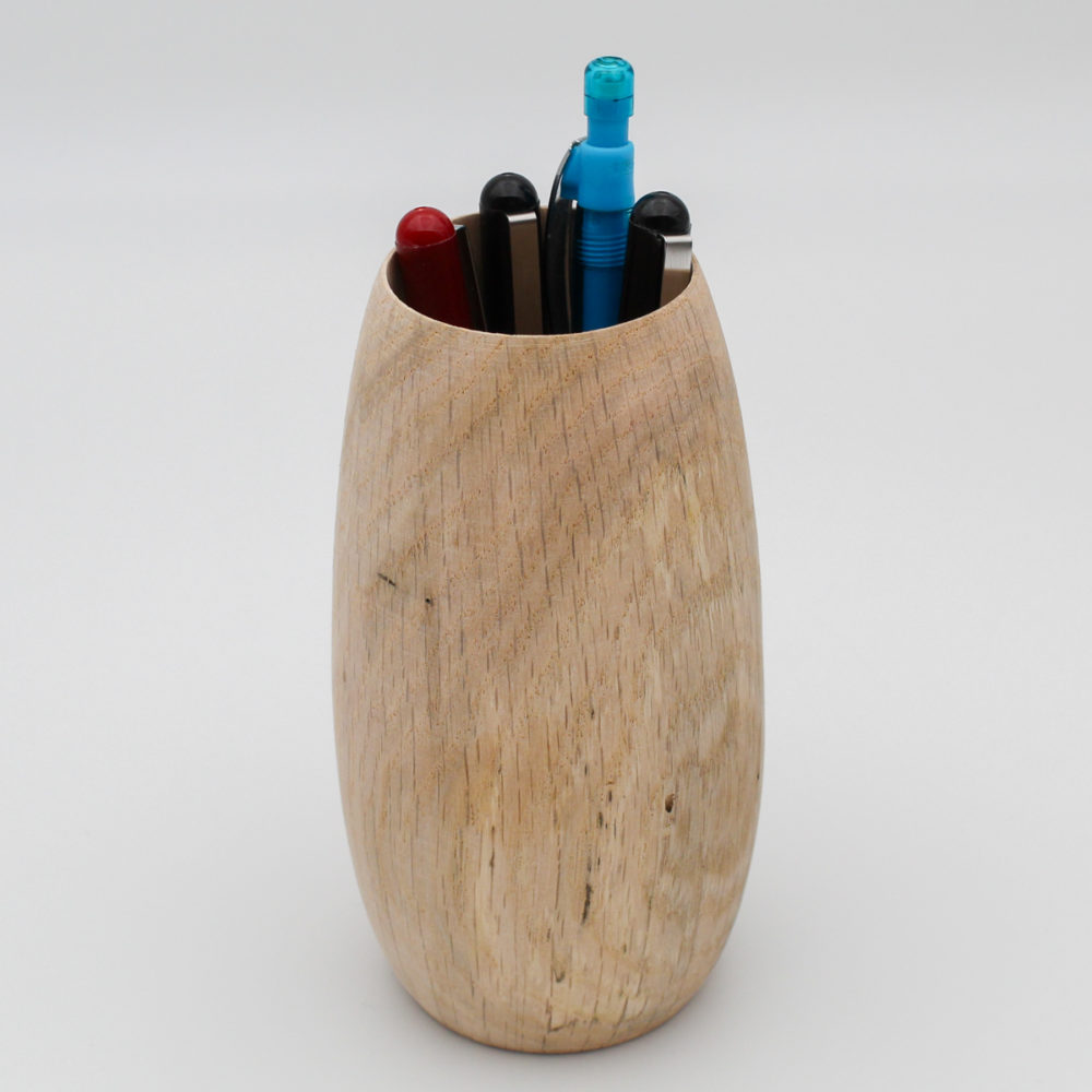 Pot à crayons en bois d'érable vue de près avec des crayons
