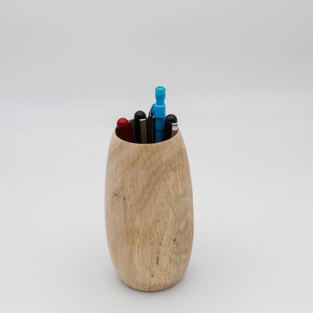 Pot à crayons en bois d'érable vue de loin avec des crayons