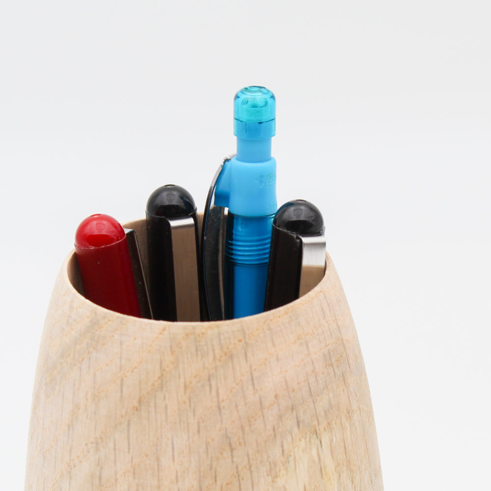 Pot à crayons en bois d'érable avec des crayons