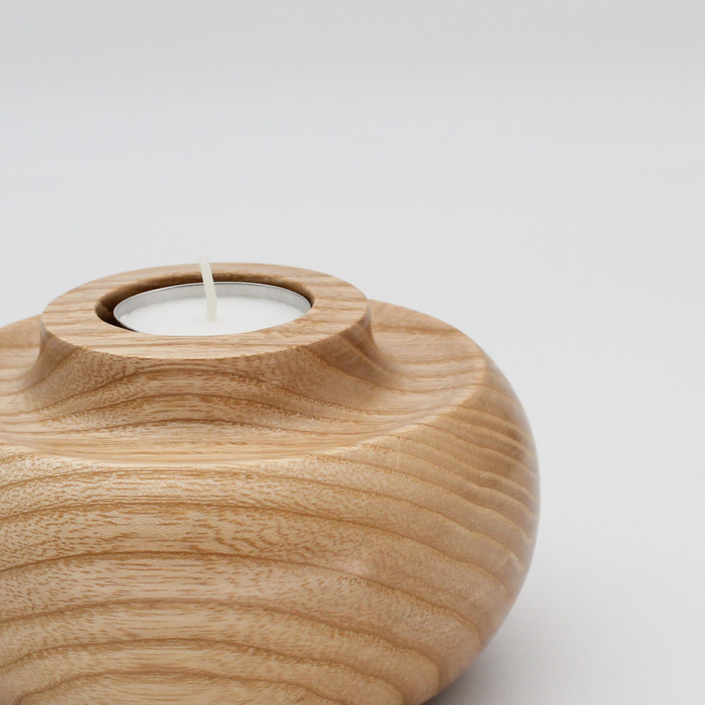 Bougeoir rond en bois de frêne vue de détail