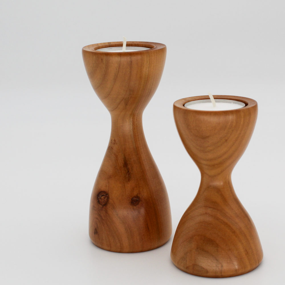 Duo de bougeoirs en merisier vu de coté