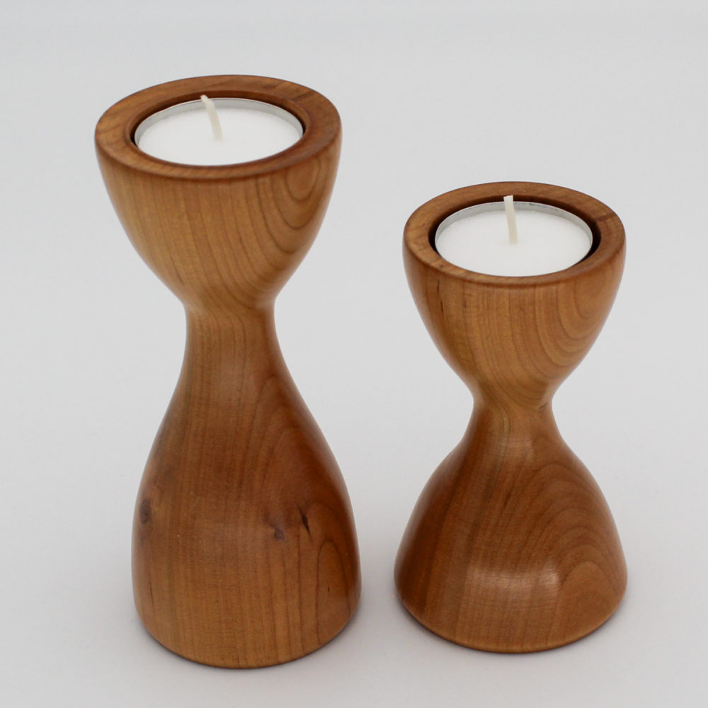 Duo de bougeoirs en merisier vu de coté