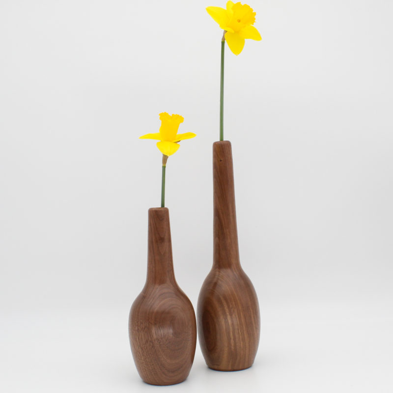 Deux Soliflores en bois de noyer avec fleurs