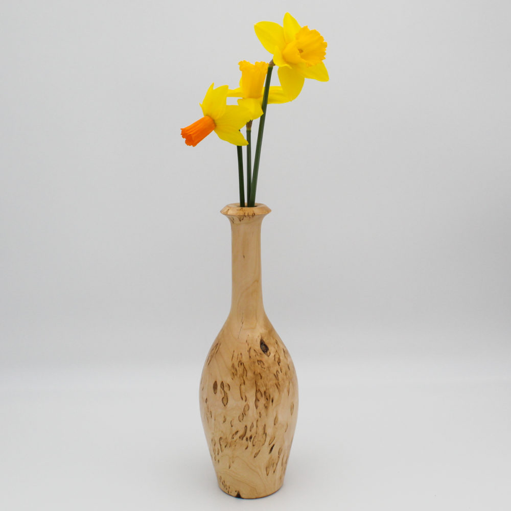 soliflore en bois de bouleau madré avec des fleurs
