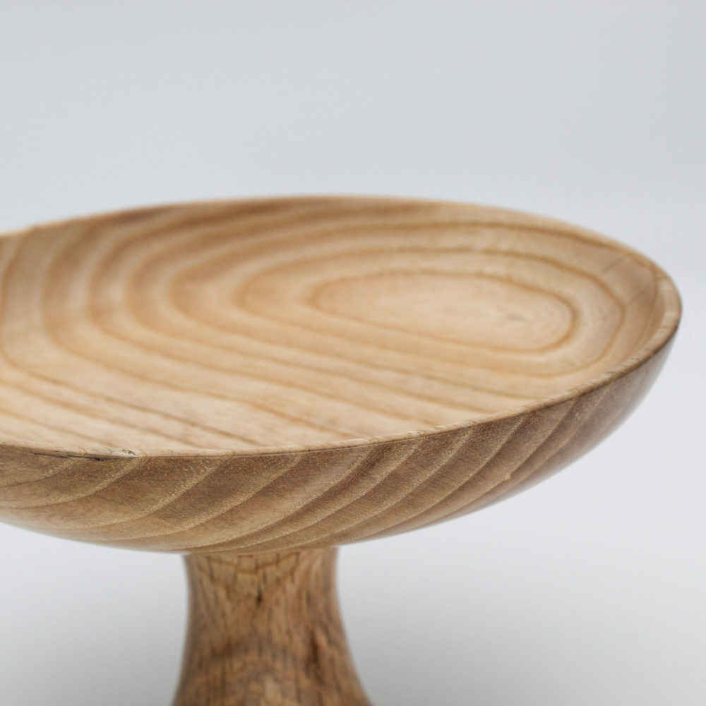coupe sur pied en bois de frêne vue de près