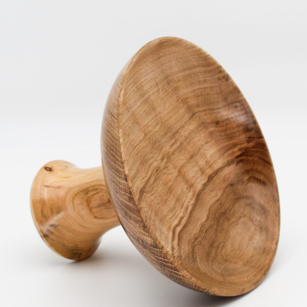 coupe en bois de chêne sur pied renversée
