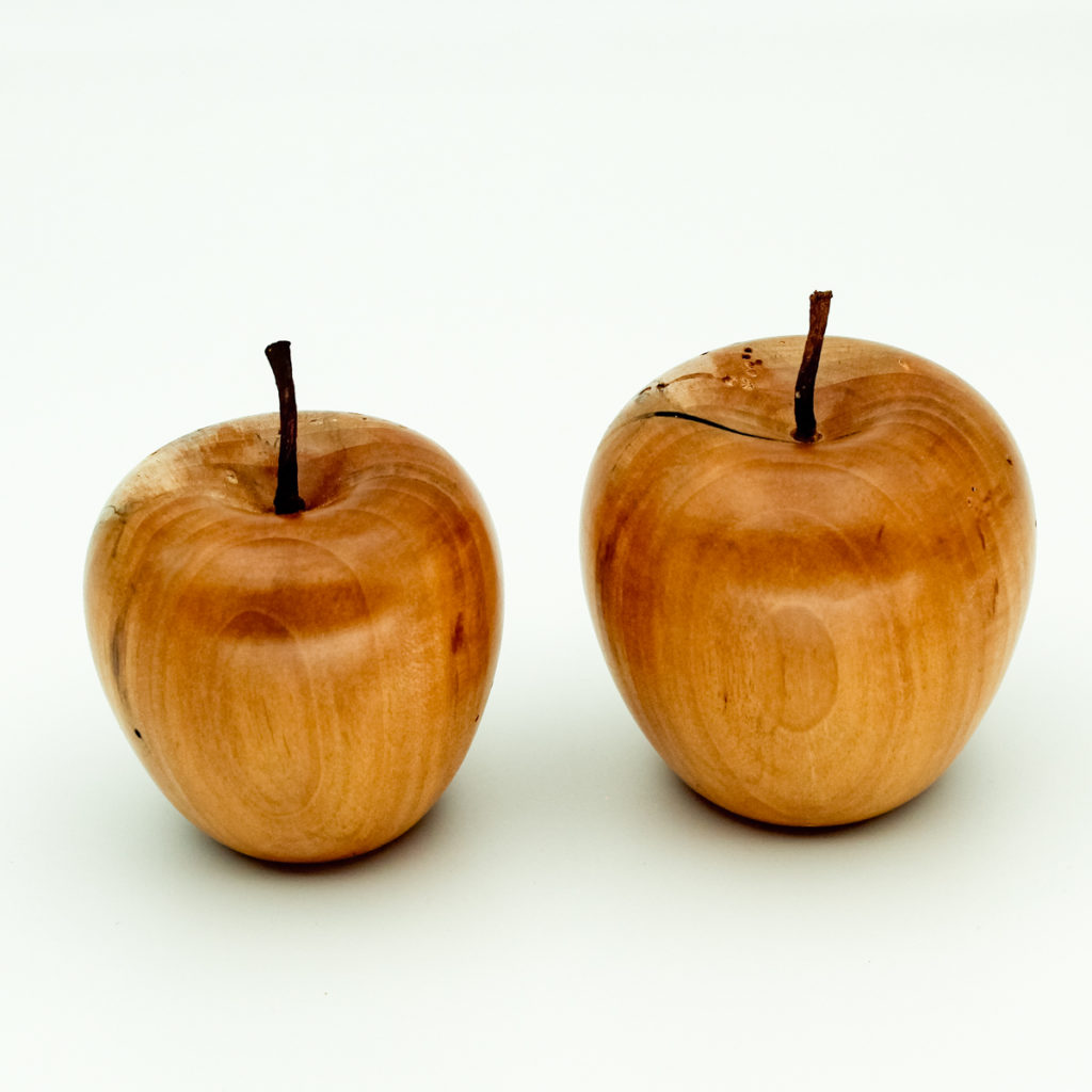 Deux pommes décoratives en bois de pommier vues de haut