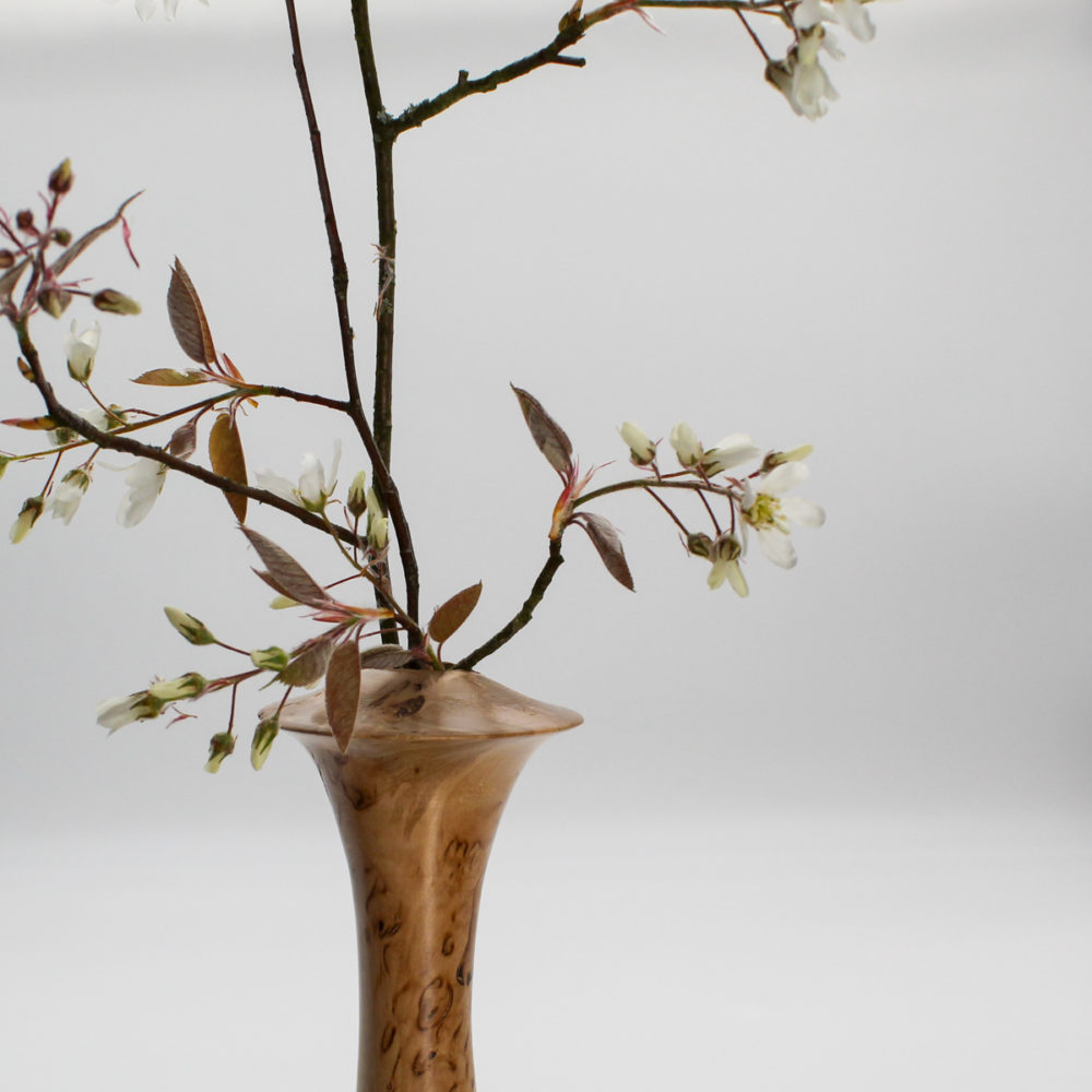 soliflore en bois de bouleau madré vue de détail avec un branchage fleuri
