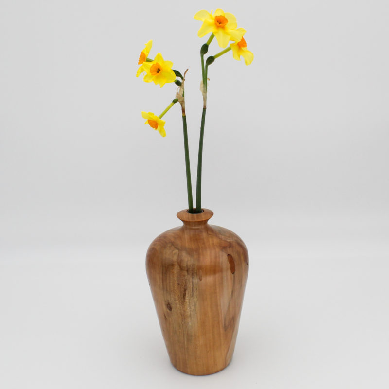 soliflore en vieux bois de pommier avec des fleurs de jonquille