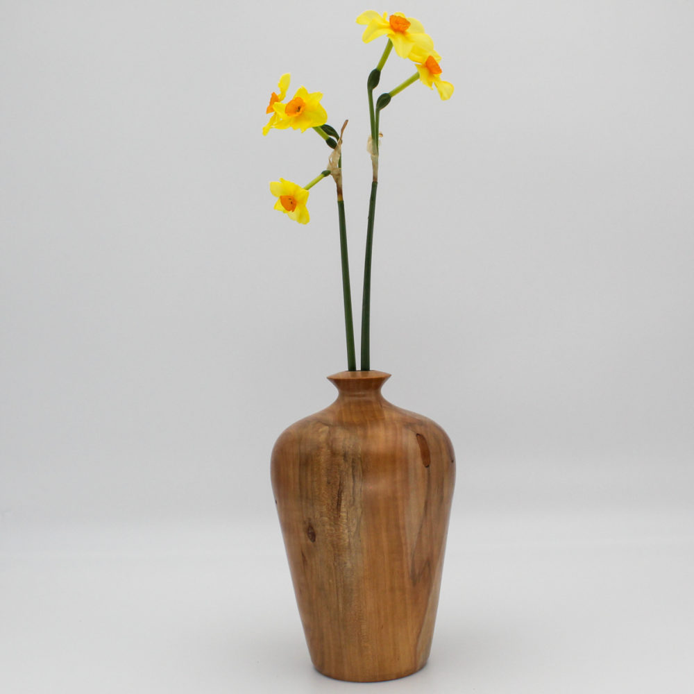 soliflore en vieux bois de pommier avec des fleures de jonquille