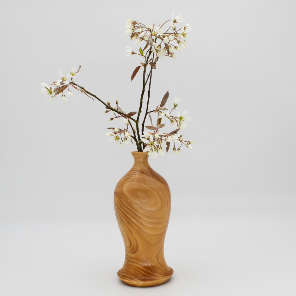 Soliflore en bois de cèdre vue avec des branchages fleuris