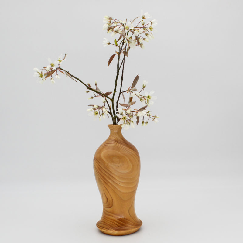 Soliflore en bois de cèdre vue avec des branchages fleuris