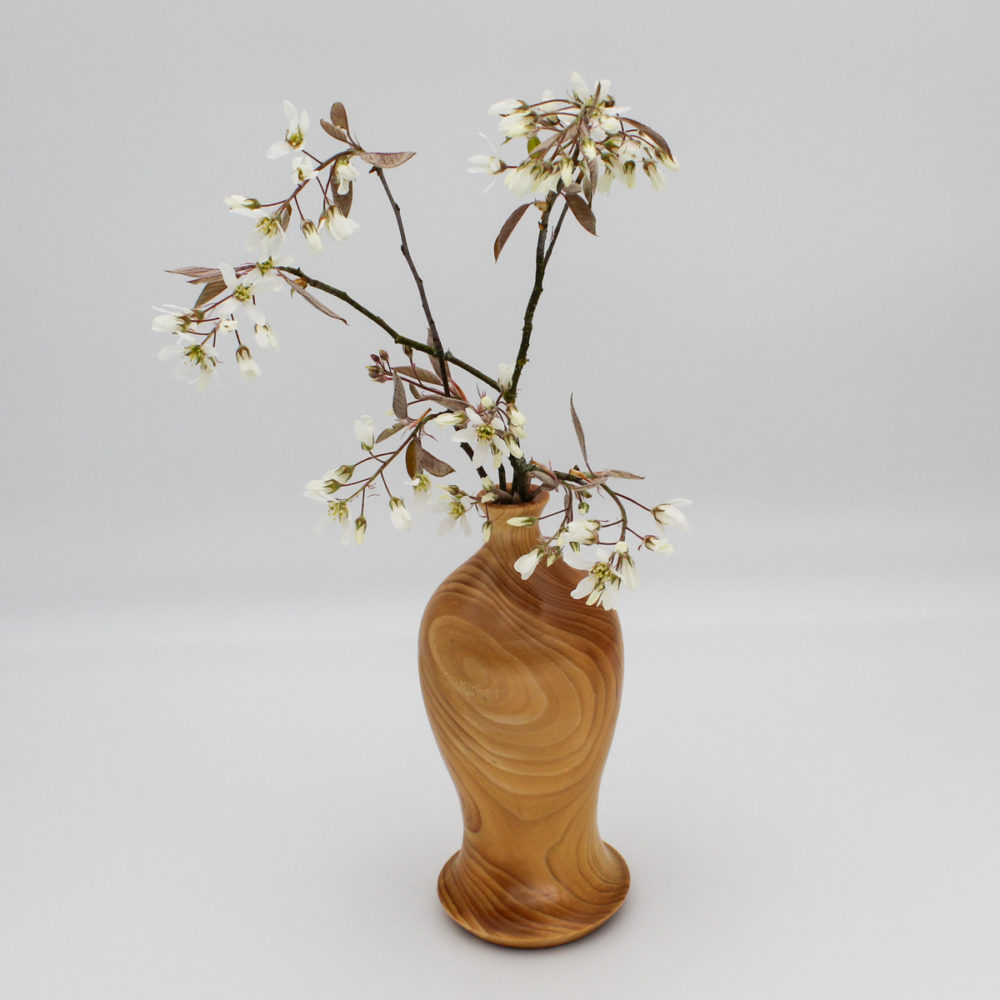 Soliflore en bois de cèdre vue avec des branchages fleuris