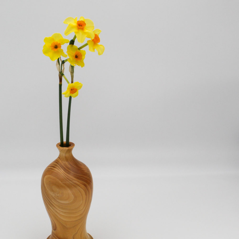Soliflore en bois de cèdre vue avec des fleurs de jonquille