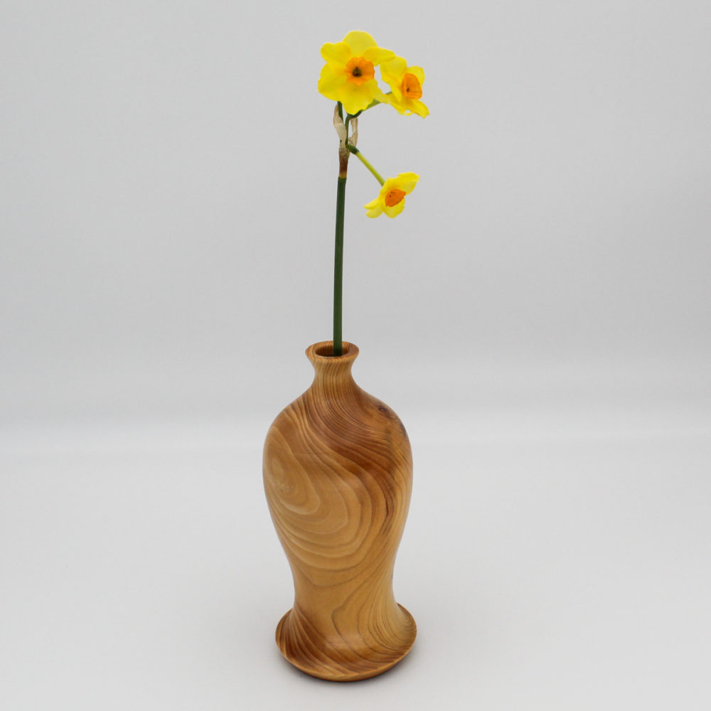 Soliflore en bois de cèdre vue ave une fleur de jonquille