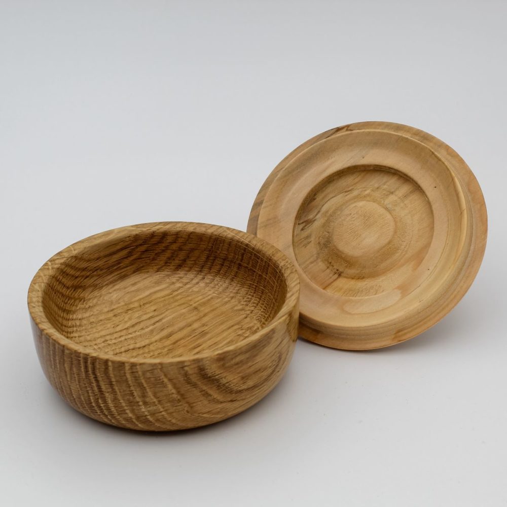 Boîte en bois ouverte avec le couvercle retourné
