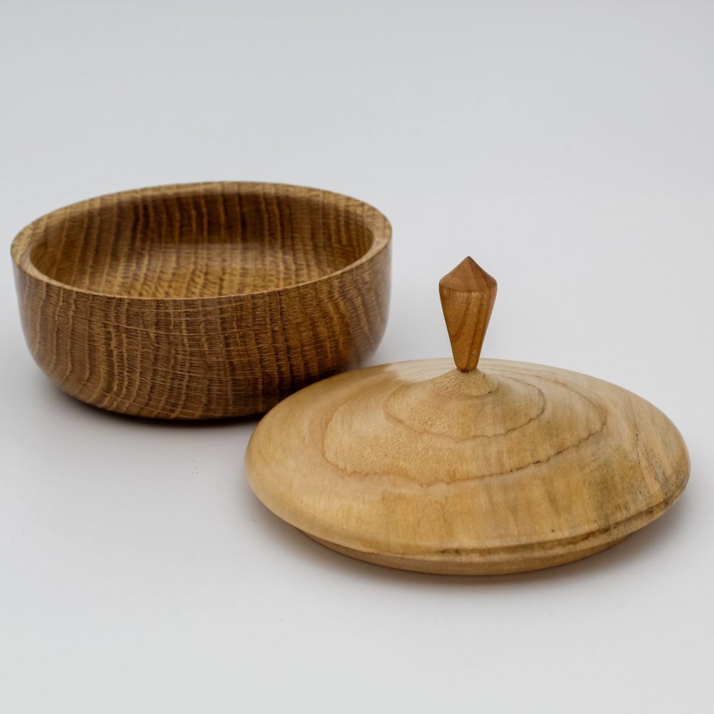 Boîte en bois ouverte et du couvercle