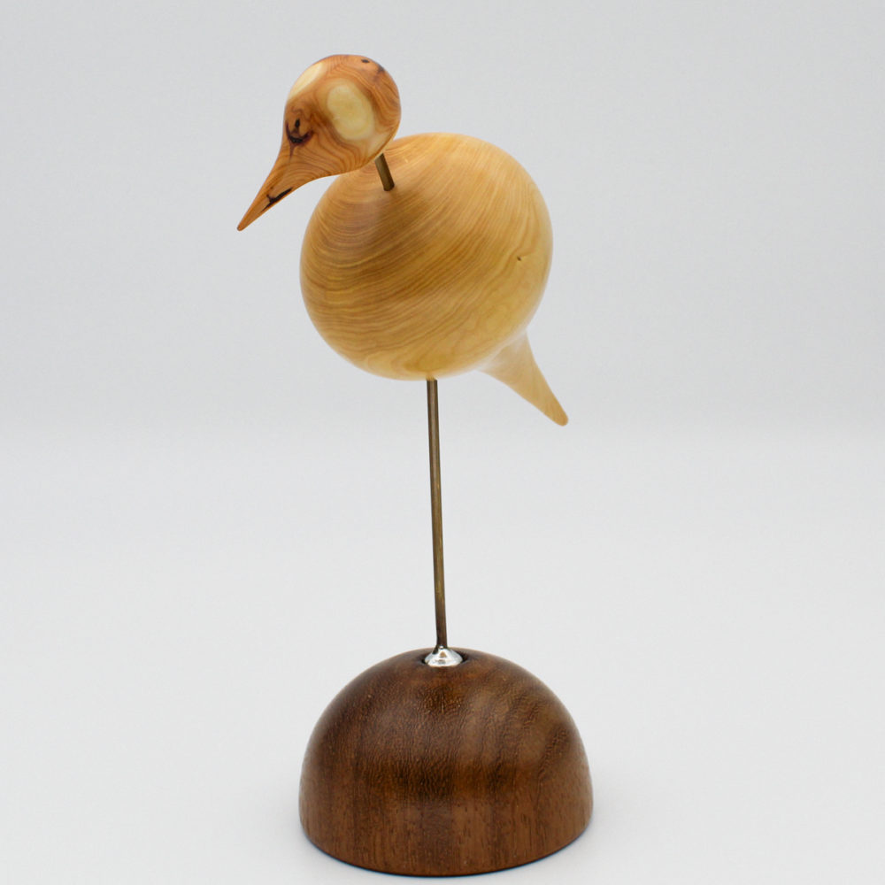 oiseau en bois de buis sur son socle vu de devant