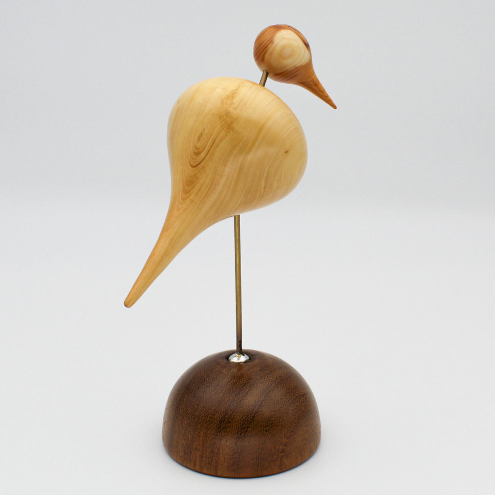 oiseau en bois de buis sur son socle vu de dos