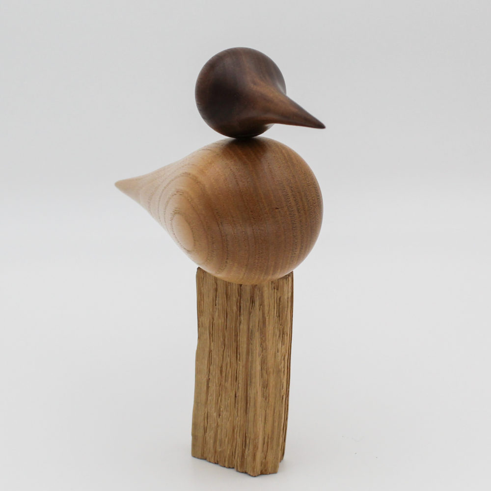 oiseau de mer décoratif en bois perché sur un poteau de chêne vue de face