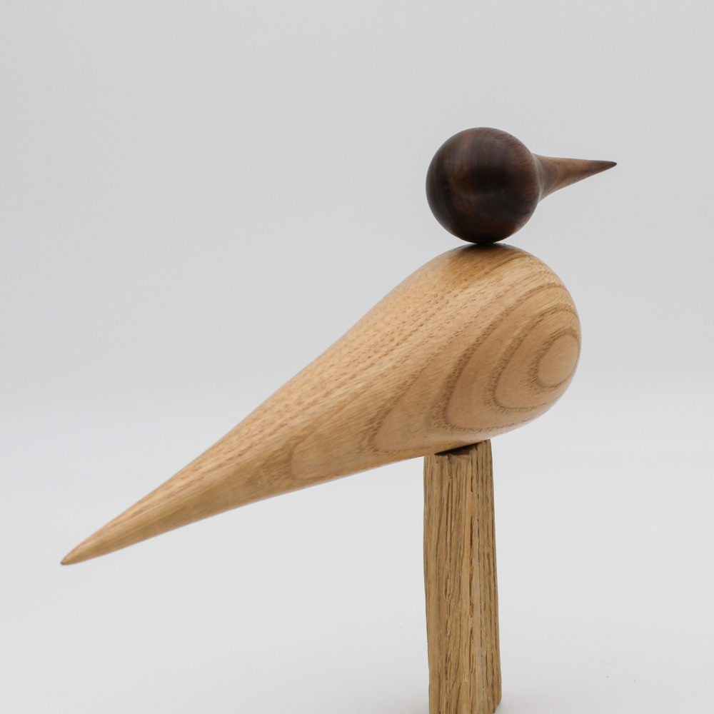 oiseau de mer décoratif en bois perché sur un poteau de chêne vue de derrière