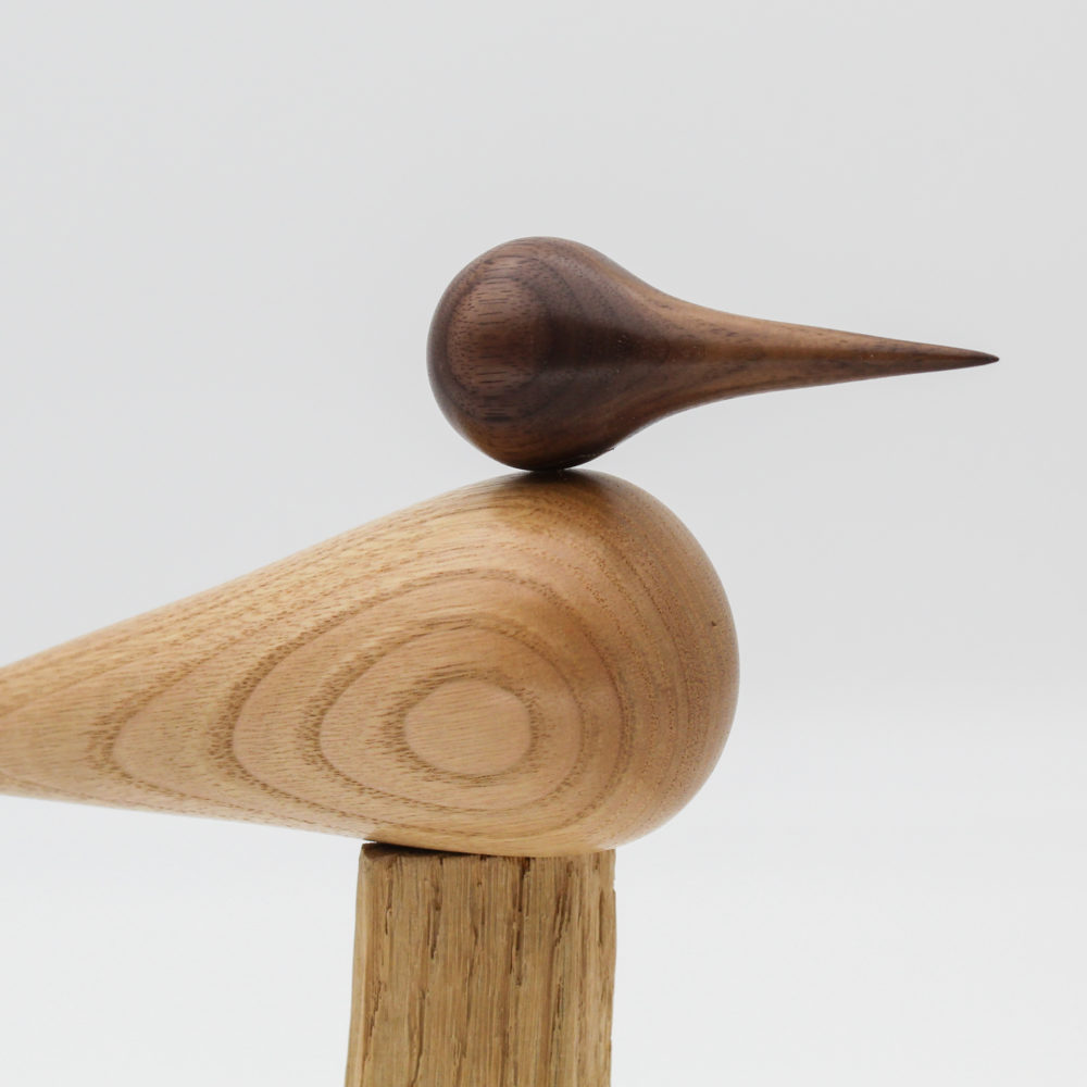 oiseau de mer décoratif en bois perché sur un poteau de chêne vue de coté