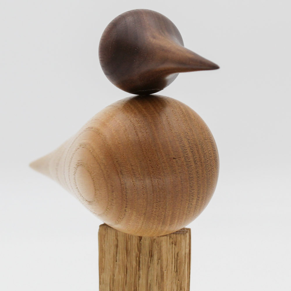 oiseau de mer décoratif en bois perché sur un poteau de chêne