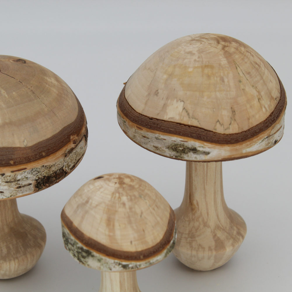 Trois champignons décoratifs en bois de bouleau vue de détail sur un des champignons