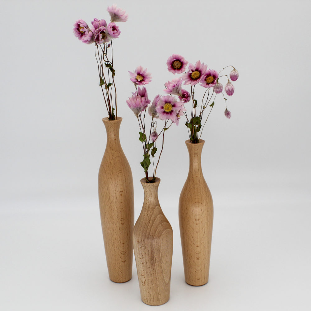 Trois soliflores pour fleurs sèches en bois de hêtre vue de haut avec fleurs roses