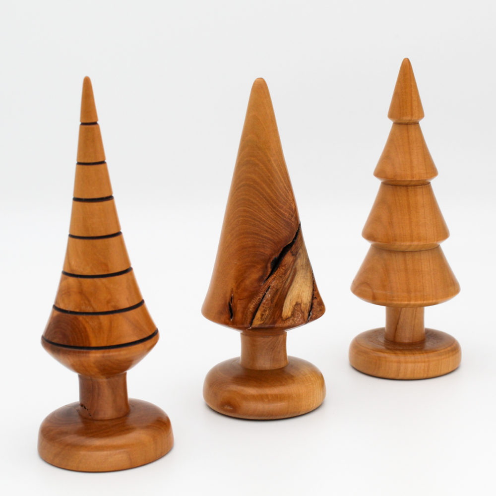 Trio de petits sapins décoratifs en bois de merisier