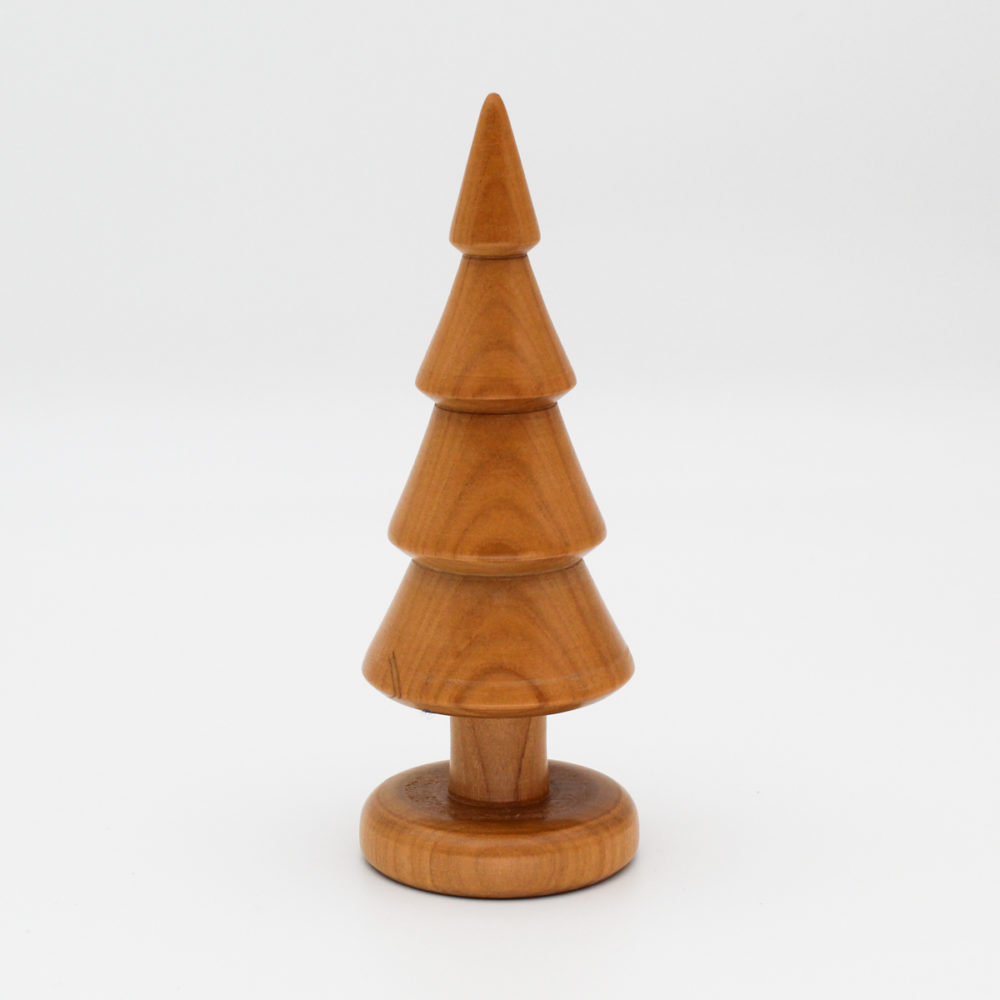 un sapin décoratif en bois de merisier