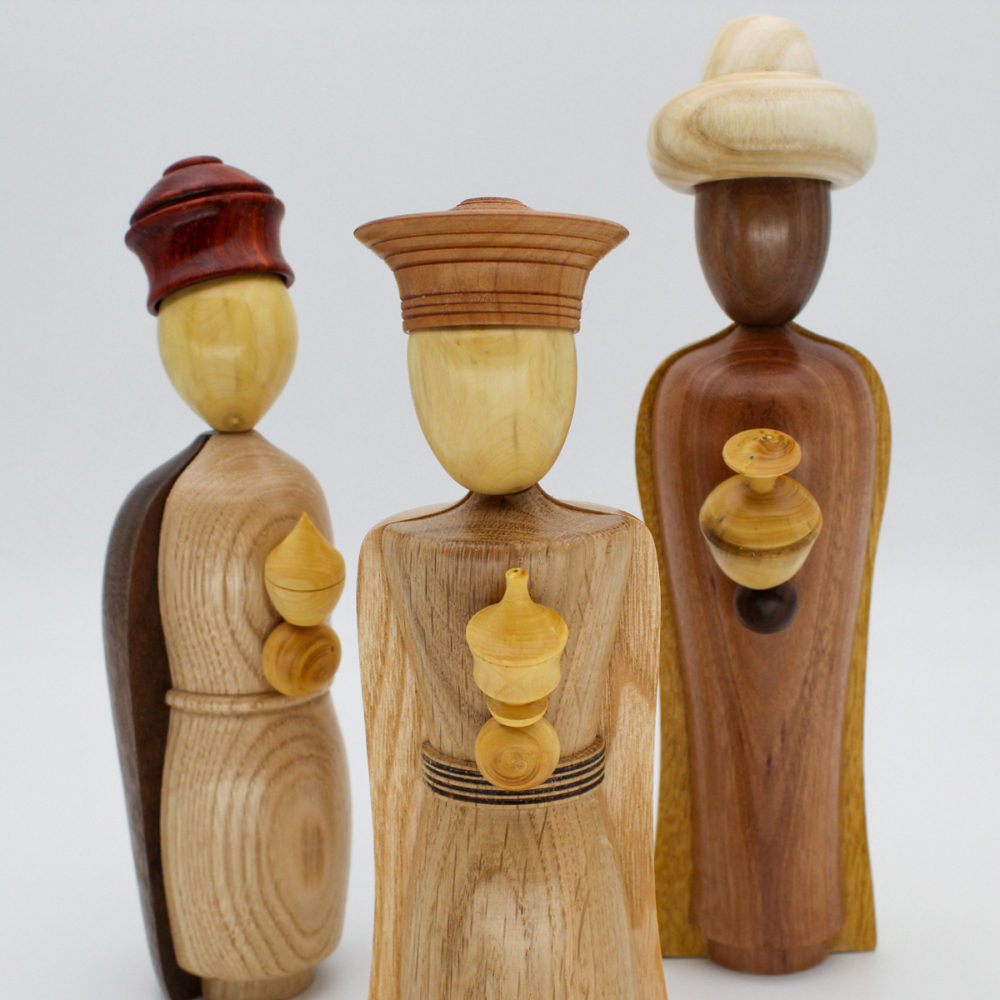 Les trois rois mage de la crèche de Noël en diverses essence de bois tourné vue de face de près
