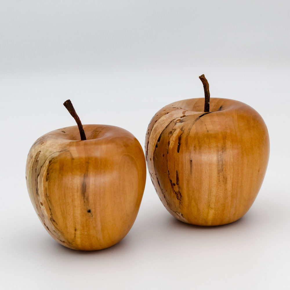 Deux pommes décoratives en bois de pommier vues de face