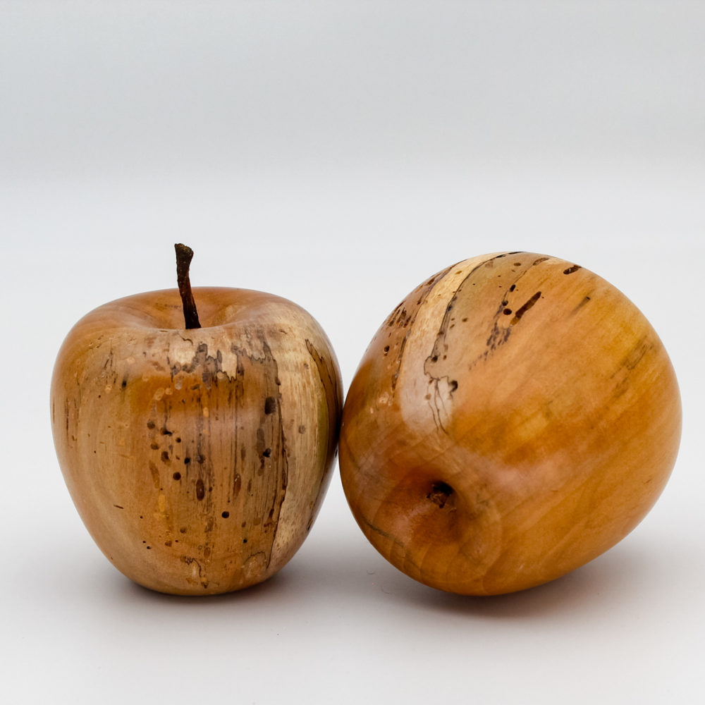 Deux pommes décoratives en bois de pommier