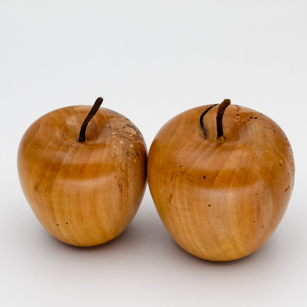 Deux pommes décoratives en bois de pommier vue de coté