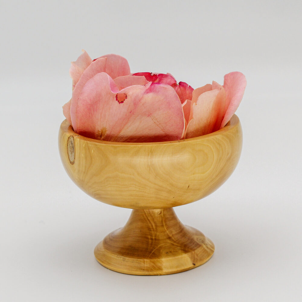 Petite coupe sur pied en bois de buis avec des pétales de rose