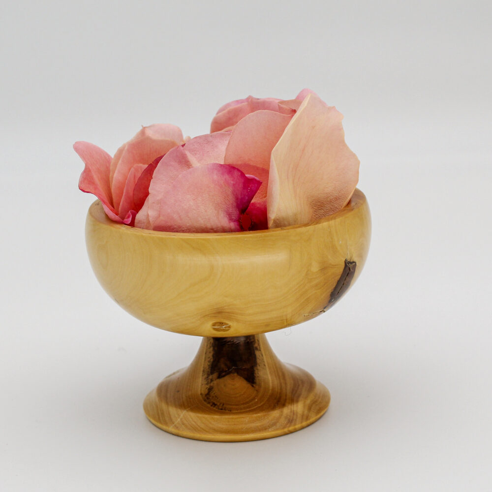 Petite coupe sur pied en bois de buis avec des pétales de rose