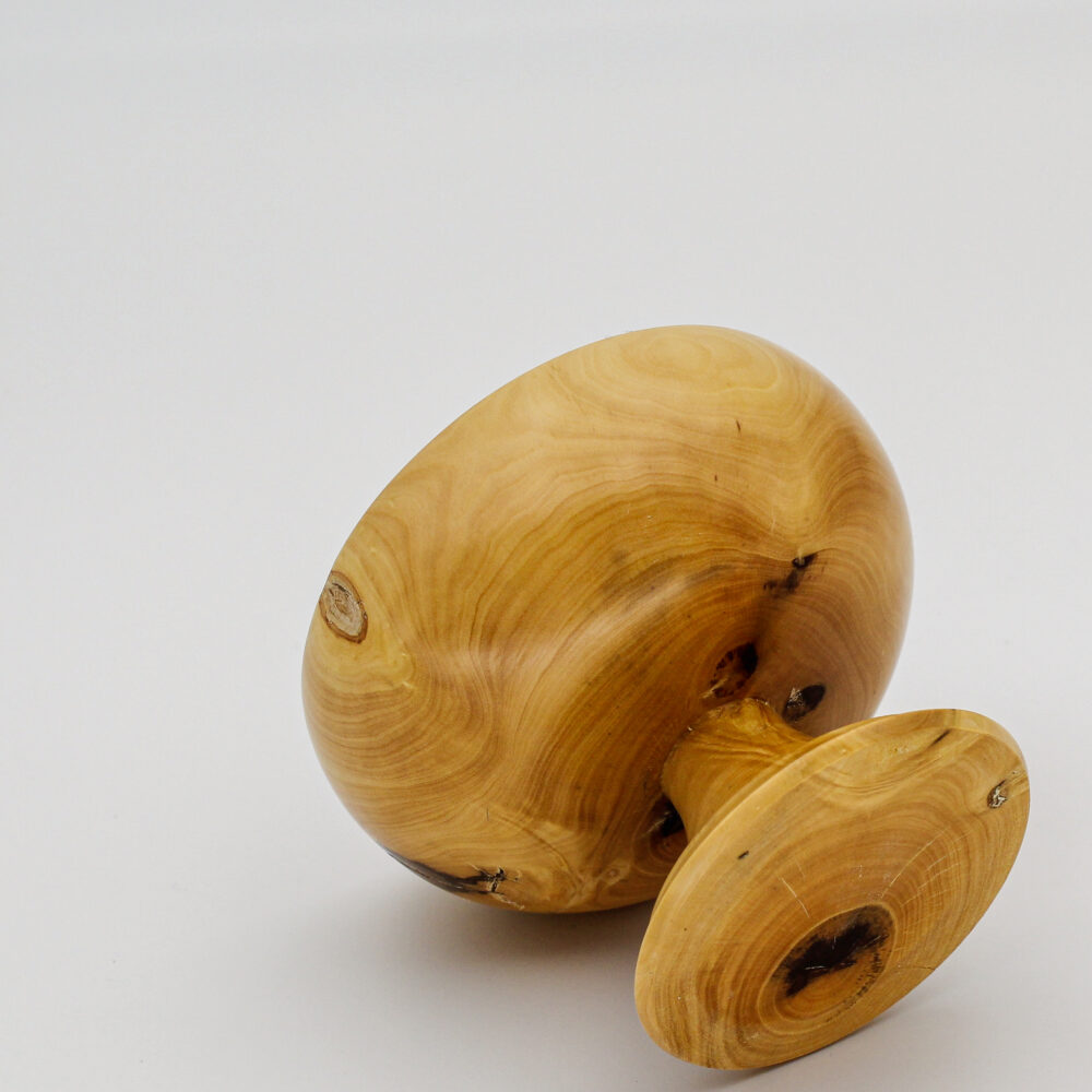 Petite coupe sur pied en bois de buis renversée vue du dessous