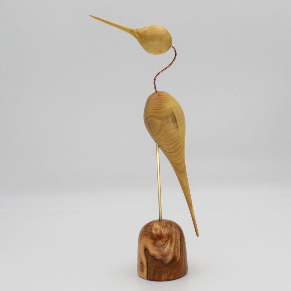 Oiseau décoratif en bois de buis sur son socle en bois d'abricotier vue de coté