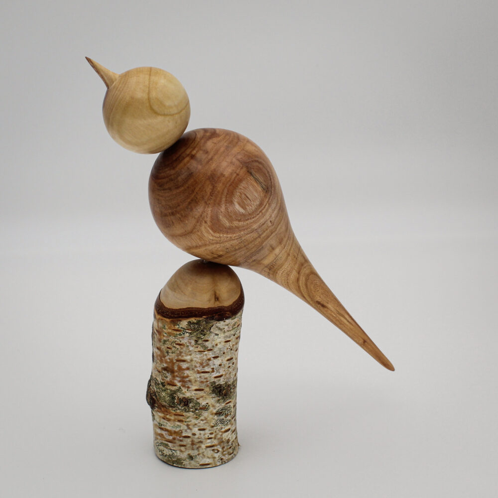Oiseau décoratif en bois d'albizia et d'if sur son socle en bois de bouleau