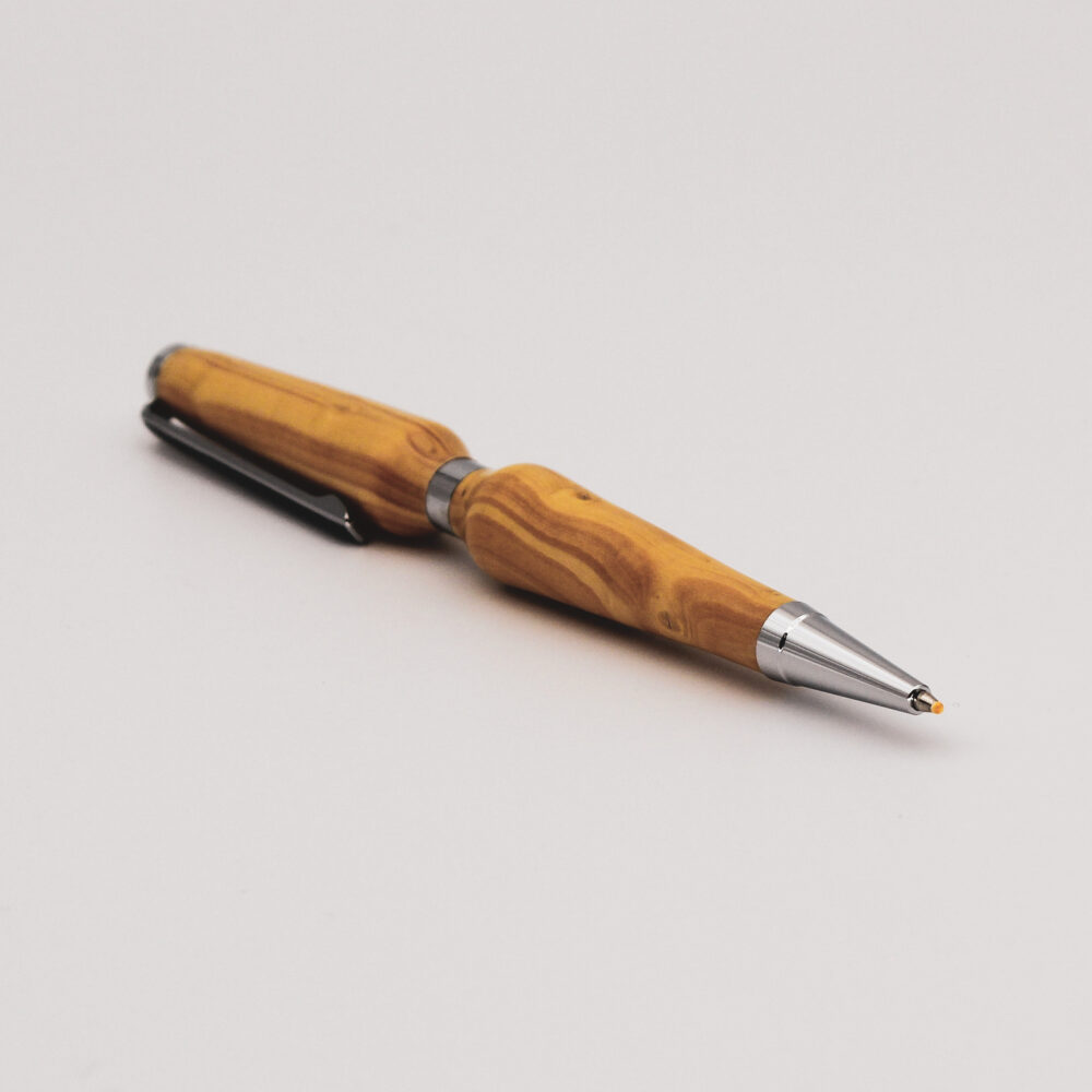 stylo artisanal en bois de buis vue de face