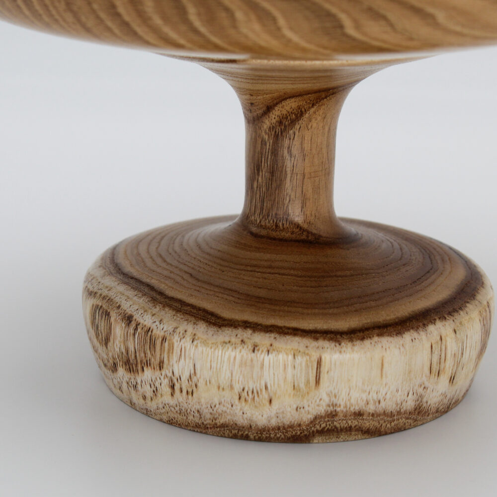 grande coupe en chêne sur pied en albizia vue de détail du pied