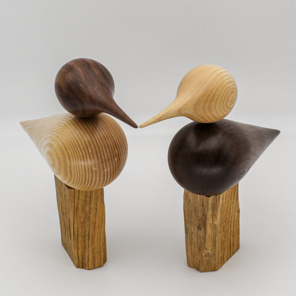 deux oiseaux en bois de frêne et bois de noyer cote à cote vue de face