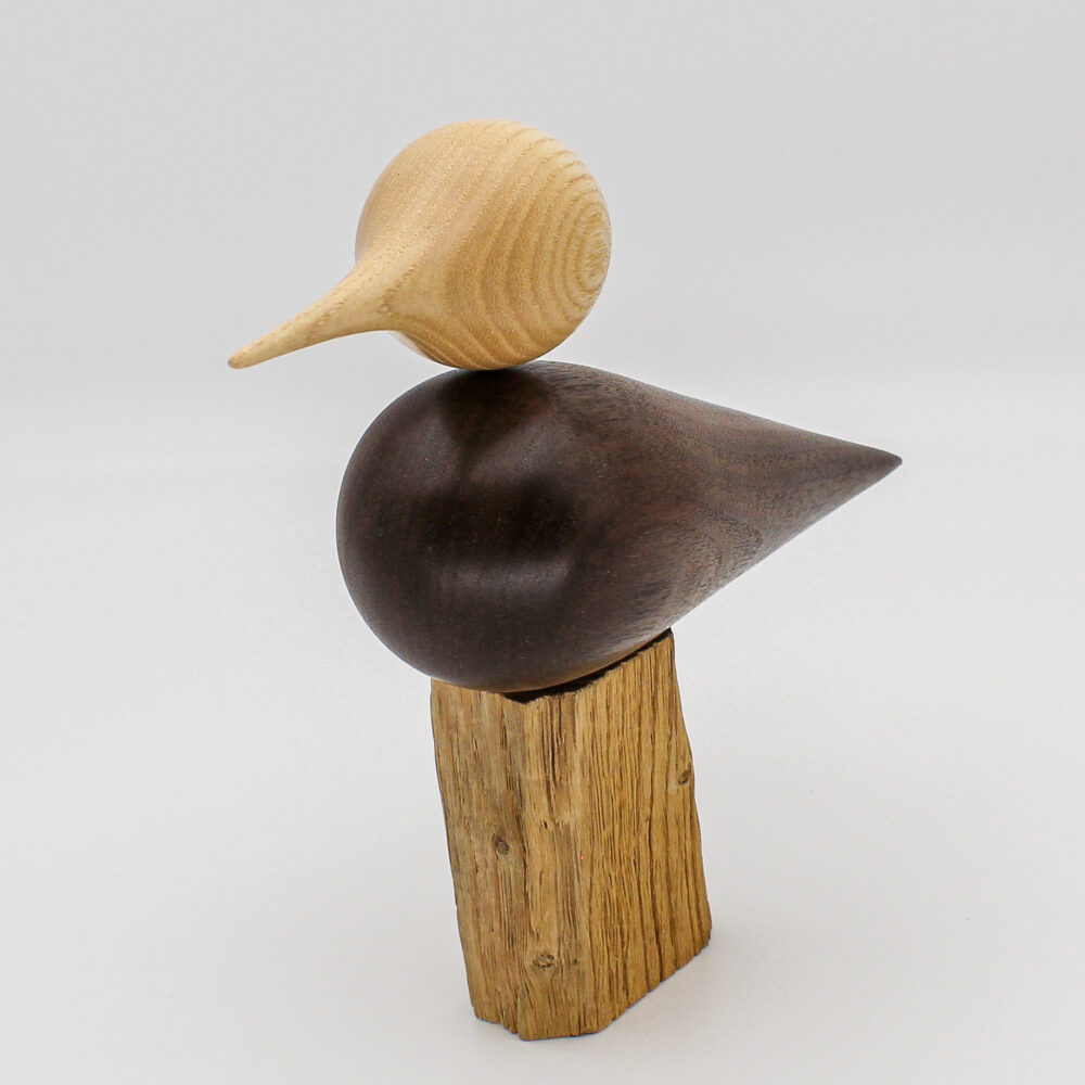 oiseau décoratif en bois de noyer et tête en bois de frêne posé sur un support vue face