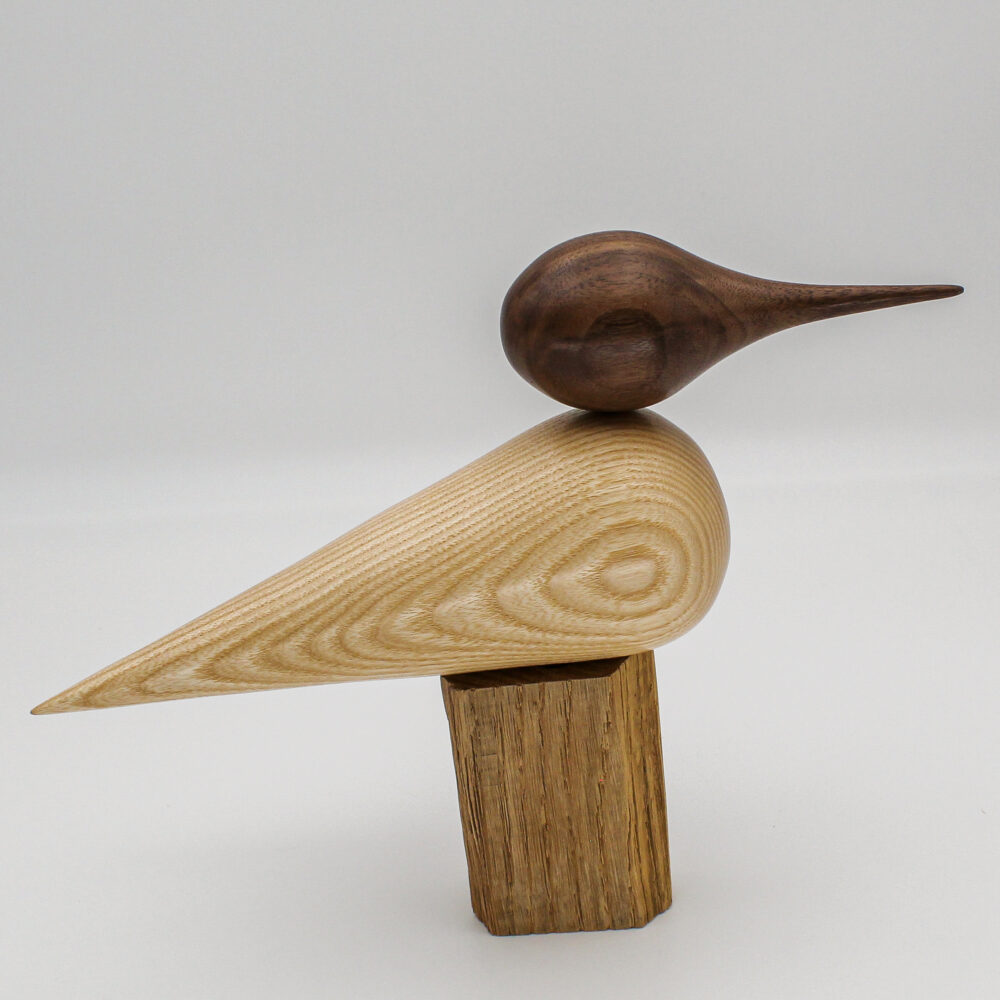 oiseau décoratif en bois de frêne et tête en bois de noyer posé sur un support vue de coté