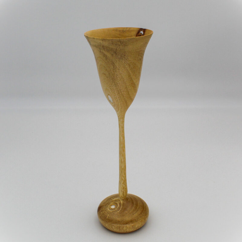Fleur fine en bois de figuier sur sa tige et corolle en forme de calice vue de dessus