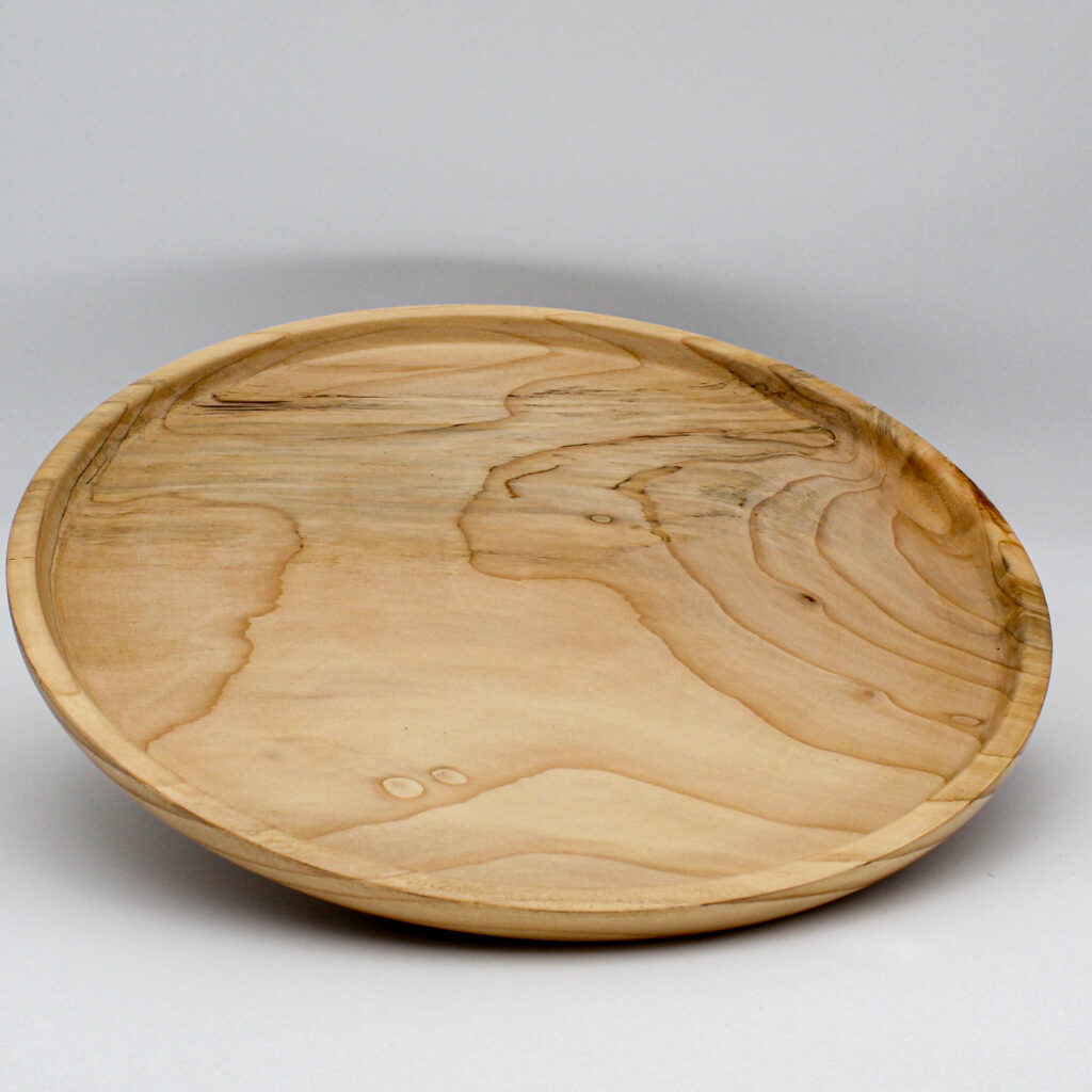 grand plat en bois de pin vue du dessus
