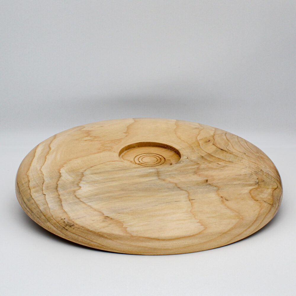 grand plat en bois de pin vue du dessous
