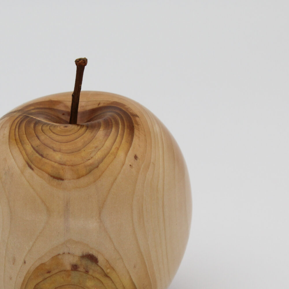 pomme décorative en bois